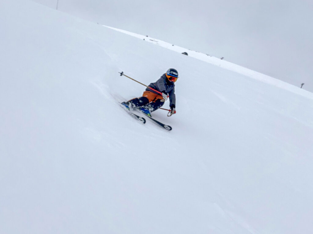 Med ett par 128 cm Völkl Mantra under fötterna blir Riksgränsen ett paradis även för barn. Nioårige Aron Rimfors njuter av orörda åk på baksidan långt in på förmiddagen.