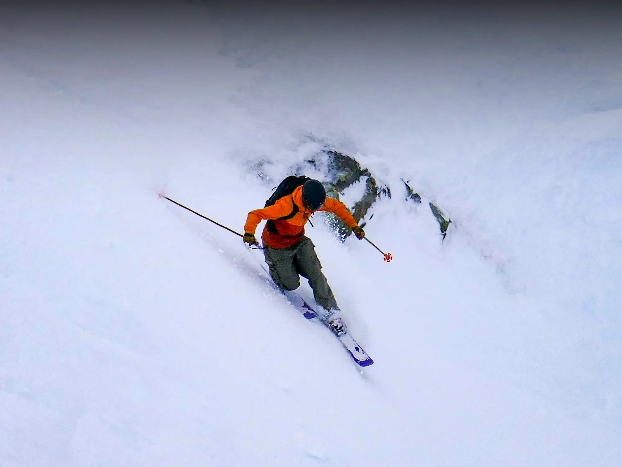 Telisåkaren Sverre Häggström lägger en telemarkssväng i Klumpen i Riksgränsen.