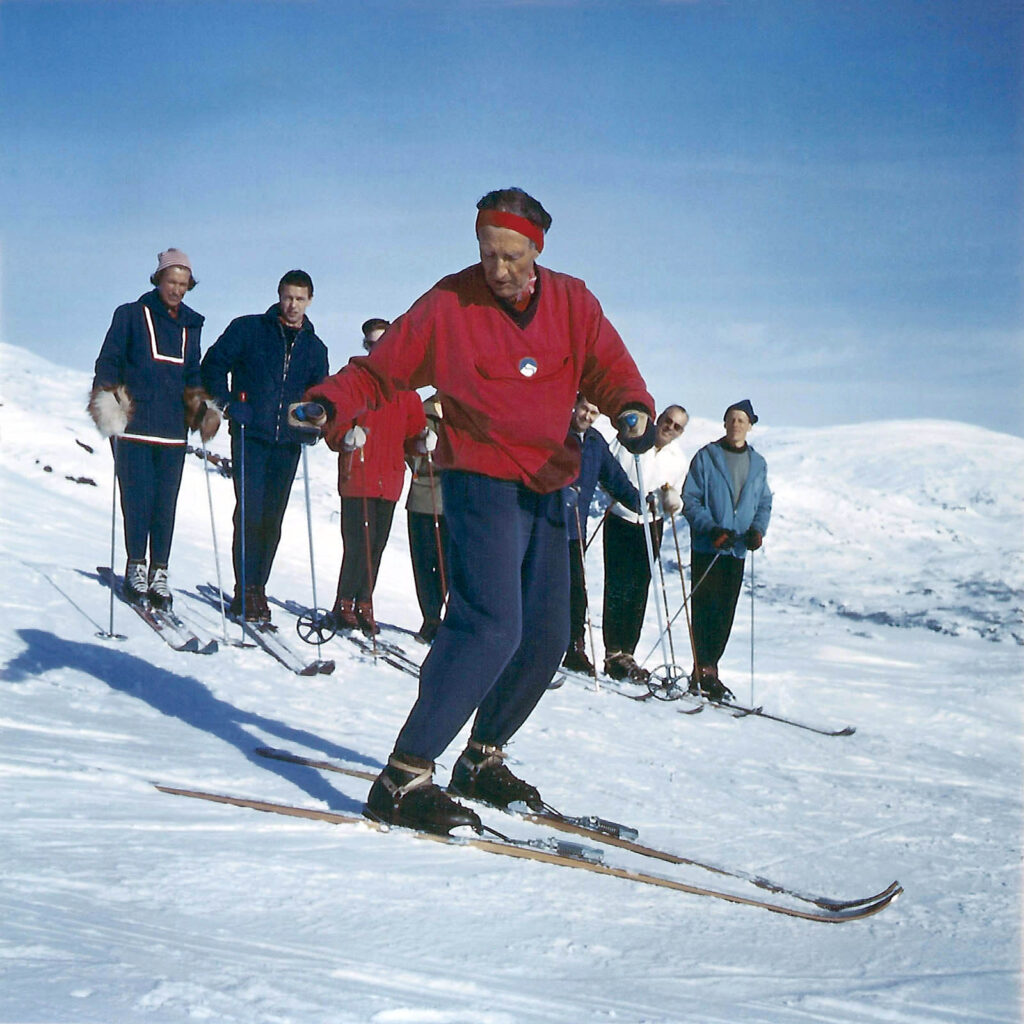 Olle Rimfors, i röd skidläraranorak från Bogner, visar hur motrörelse och benspel fungerar. Foto: Inga Cedrenius