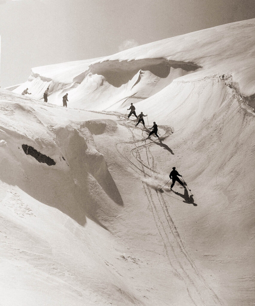 Olle Rimfors demonstrates snow plow/pizza turn for the beginners in the ski school in Apelsinklyftan, Riksgränsen in 1960.