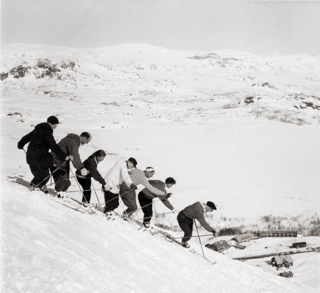 Olle Rimfors with his ski school by the Branten run, opposite to the hotel at Riksgränsen in 1956.