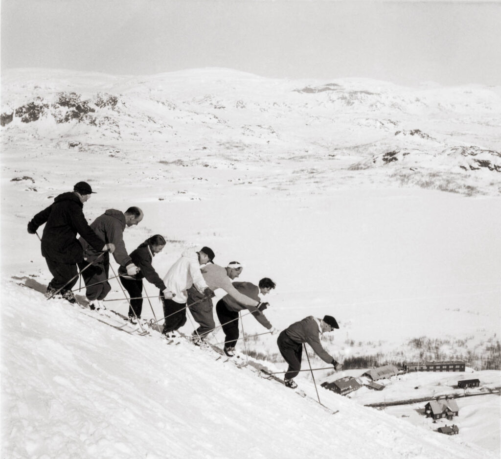 Olle Rimfors med sin skidskola i Branten i Riksgränsen 1956.