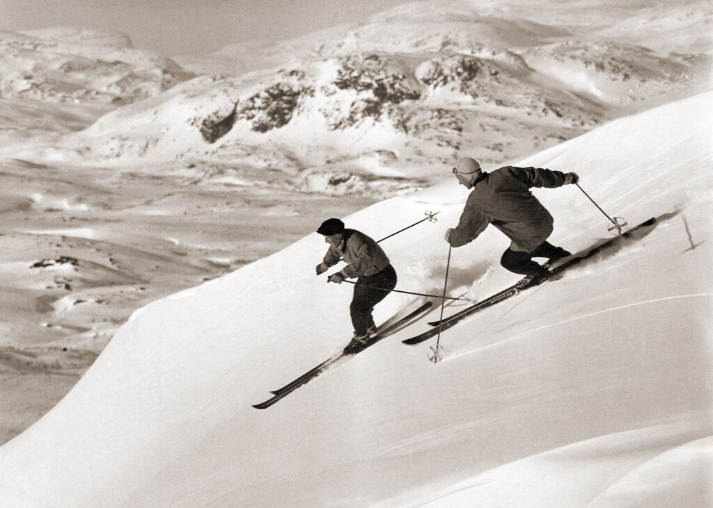 Olle Rimfors med sin skidskola vid Rimfors i Riksgränsen 1956.