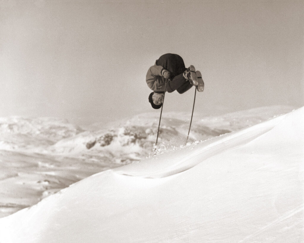 Olle Rimfors gör en stavvolt utan skidor vid Rimfors i Riksgränsen, 1956. Foto: Sven Hörnell