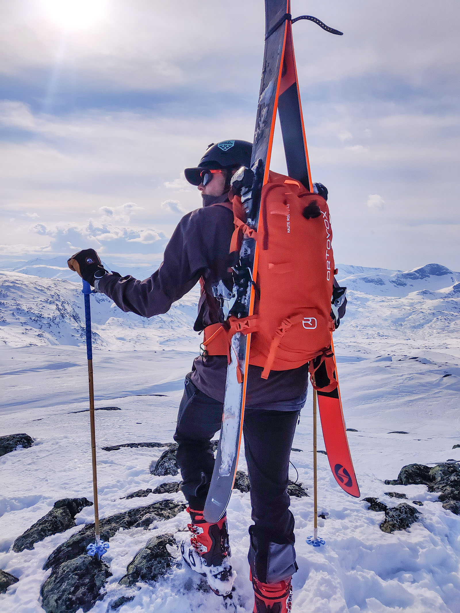 Riksgränsen’s new Rimfors poles now accompany the guides on their ski touring, like here to the top of Nordalsfjället. Photo: Simon Jansson Järpling