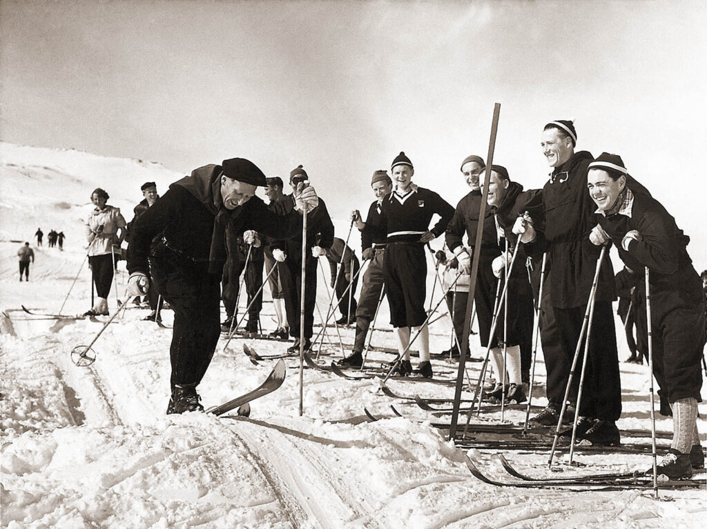 Olle Rimfors instruerar skidteknik över ”dompor” under längdlandslagets träningsläger på förbundsveckan i Riksgränsen i månadsskiftet april–maj 1945. Foto: Sven Hörnell