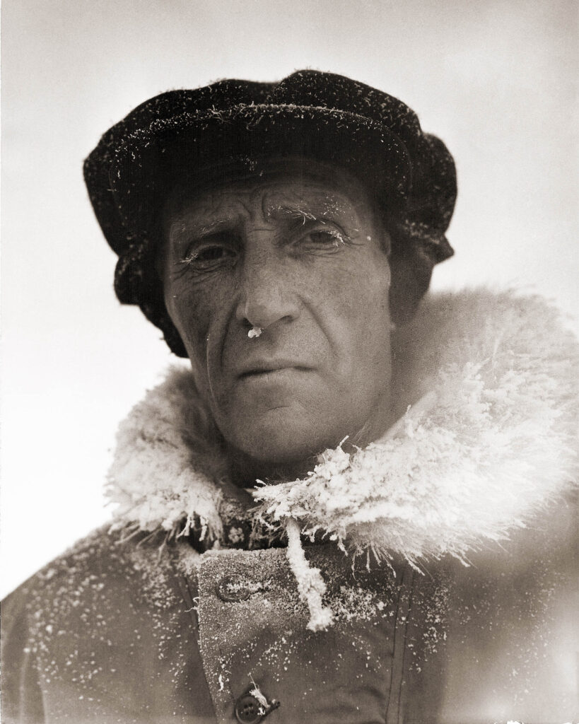 Olle Rimfors med frost i ögonfransarna under en kall utrustningsexpedition i Riksgränsen 1956. Foto: Hans Malmberg