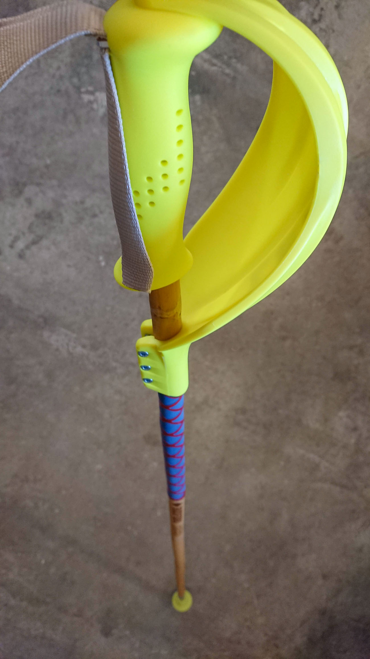 Alpine bamboo ski pole for SL racing, with fluorescent yellow grip, basket and punch guard for slalom.