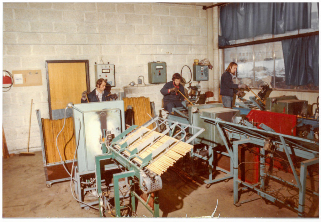 Stavproduktion i Swix/Liljedahls stavfabrik i Lillehammer 1976. Året efter tillverkades 900 000 par skidstavar av tonkinbambu. Här syns hur bambun matades in i ugnarna från baksidan.