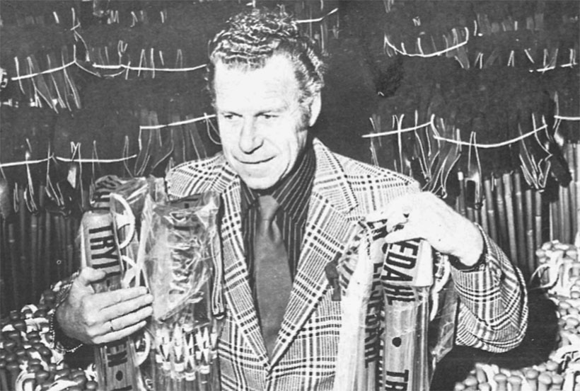 Trygve Liljedahl 1973. Han föddes på en gård i Lillehammer 1917 och började tillverka skidstavar under eget namn redan som 23-åring. Redan första året producerade han 1 200 par stavar. När han började använda maskiner 1954 ökade han volymen till 25 000 par per år.
