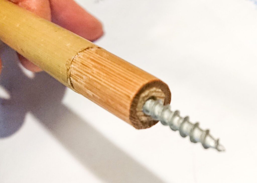 Med morakniv och metallfil fixades rätta diametern, och sedan limmades en träplugg med trallskruv, med spetsen utåt, för att kunna skruvas fast med smältlim i stavhylsorna.