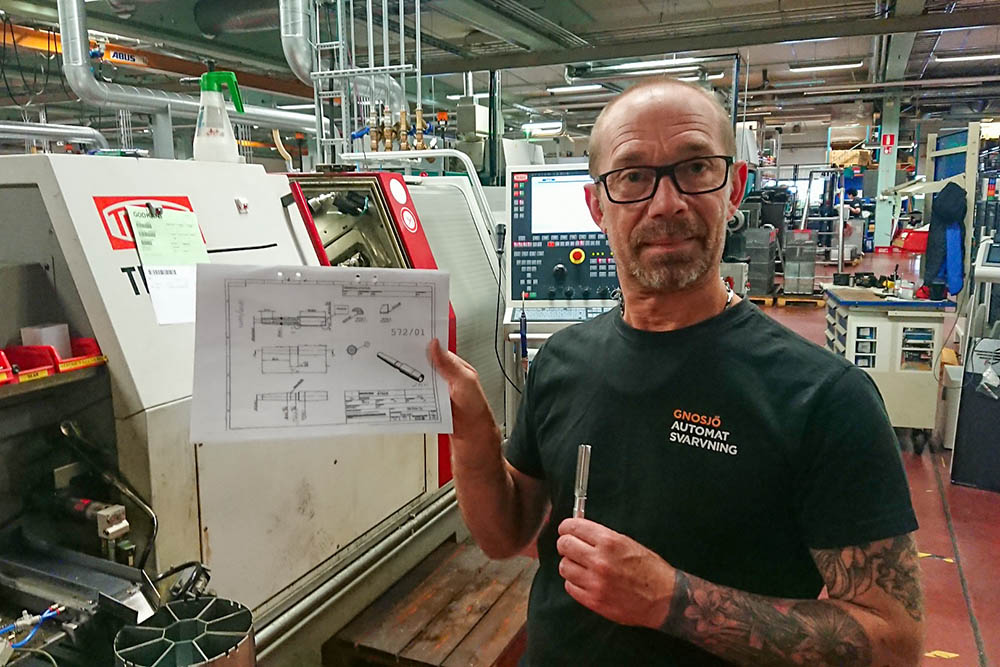 CNC-produktionsteknikern Bosse, vid längdsvarv nummer 38, med den gamla ritningen på stavhylsan.