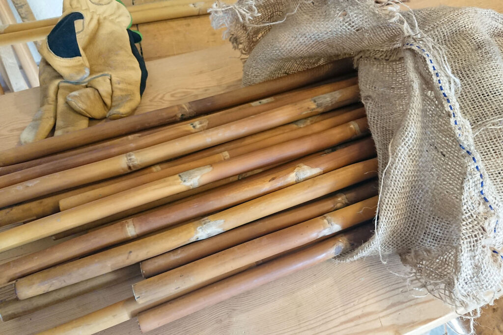Jutesäck med bambupinnar.