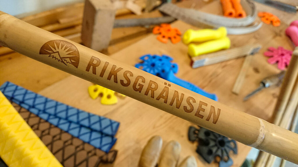 Riksgränsen logo som personlig gravyr på bambustavarna som följer med upp till anläggningen i påsk.