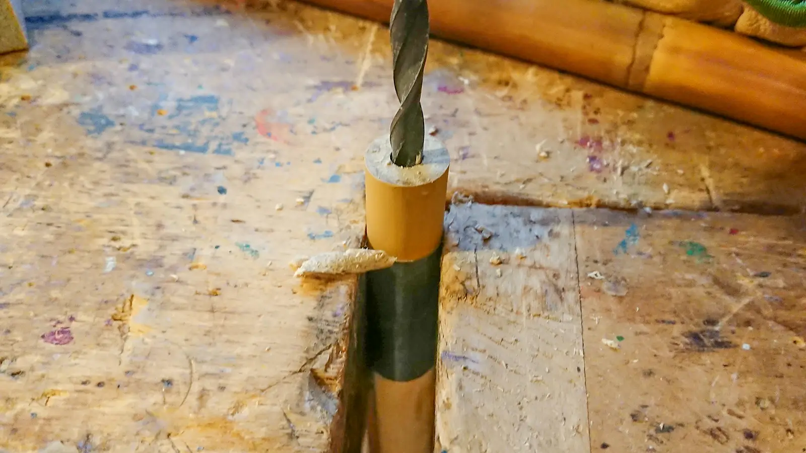 Bambu fastspänt i snickarbänk medan ett nytt centrumhål borras.