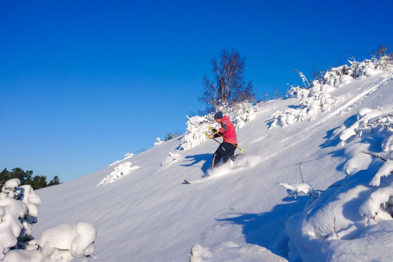 Fabian Rimfors åker telemark i lössnö med Altai Skis och bambustavar hemma i Brösarps backar på Österlen.