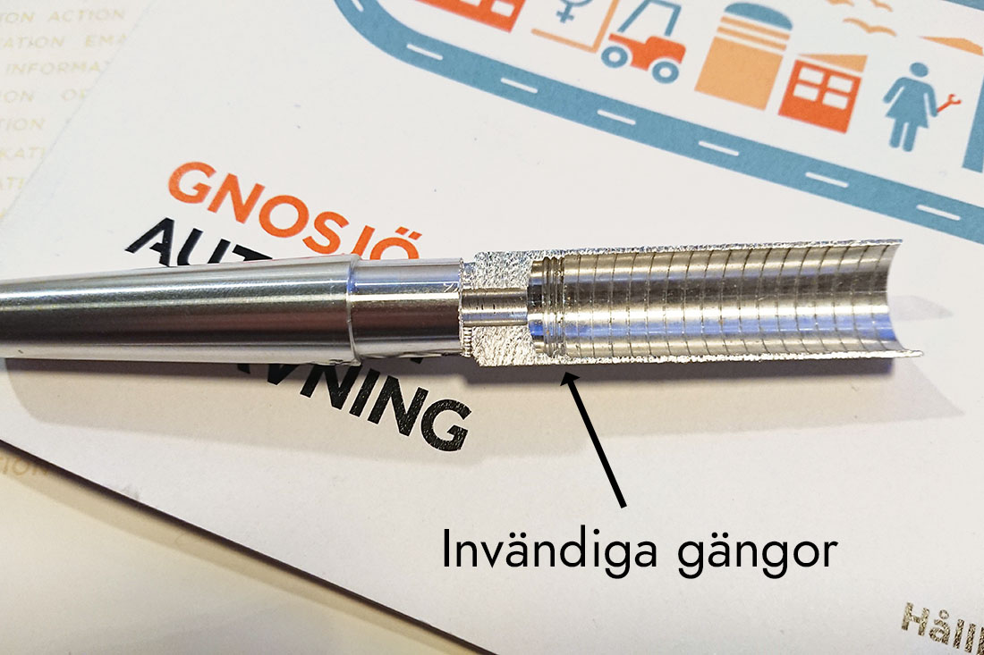 Den nya uppdaterade stavhylsan i genomskärning. De invändiga gängorna syns i botten av hylsan.