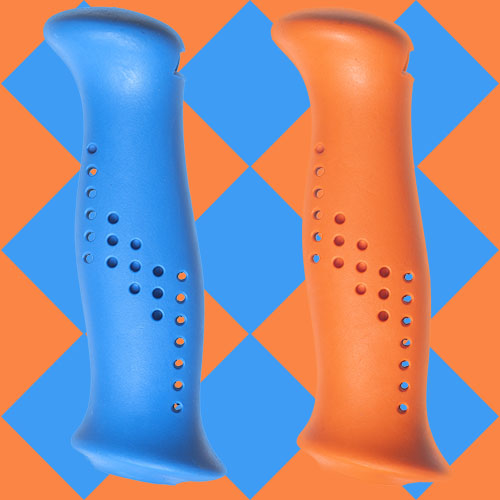 Blått och orange handtag av gummiliknande elastomer, från Tehnomat.
