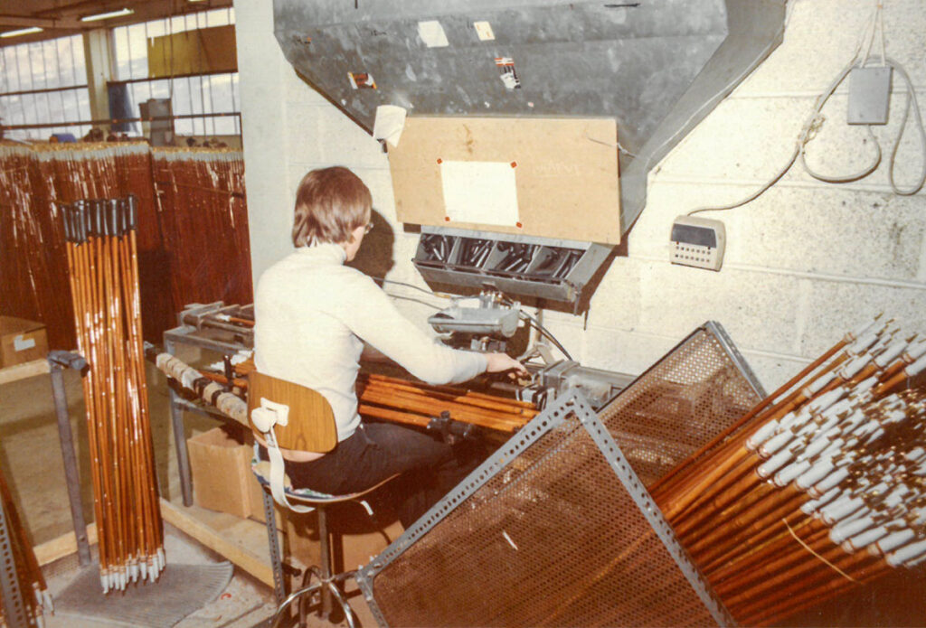 Handtagen låg i tråg sorterade efter diameter, 14, 15 och 16 mm, och pressades på bambun maskinellt. Swix/Liljedahl's stavfabrik 1976.