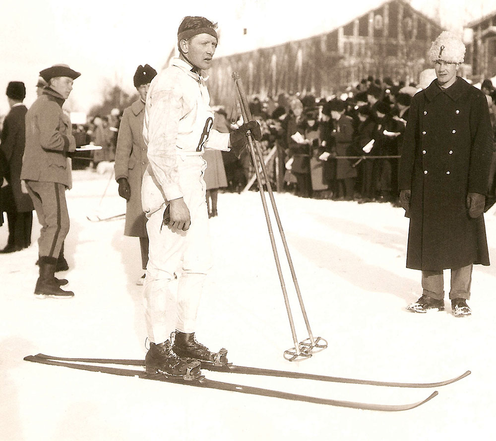 Skidpionjären Olle Rimfors pustar ut i målfållan efter en längdtävling i Östersund under sent 1910-tal eller tidigt 1920-tal.
