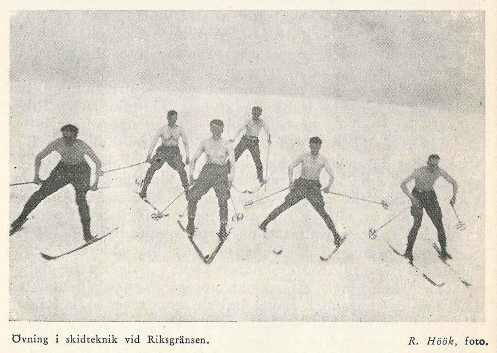 Tonårspojkar i bar överkropp övar i skidteknik i Riksgränsen påsken 1929. Foto: Robert Höök.