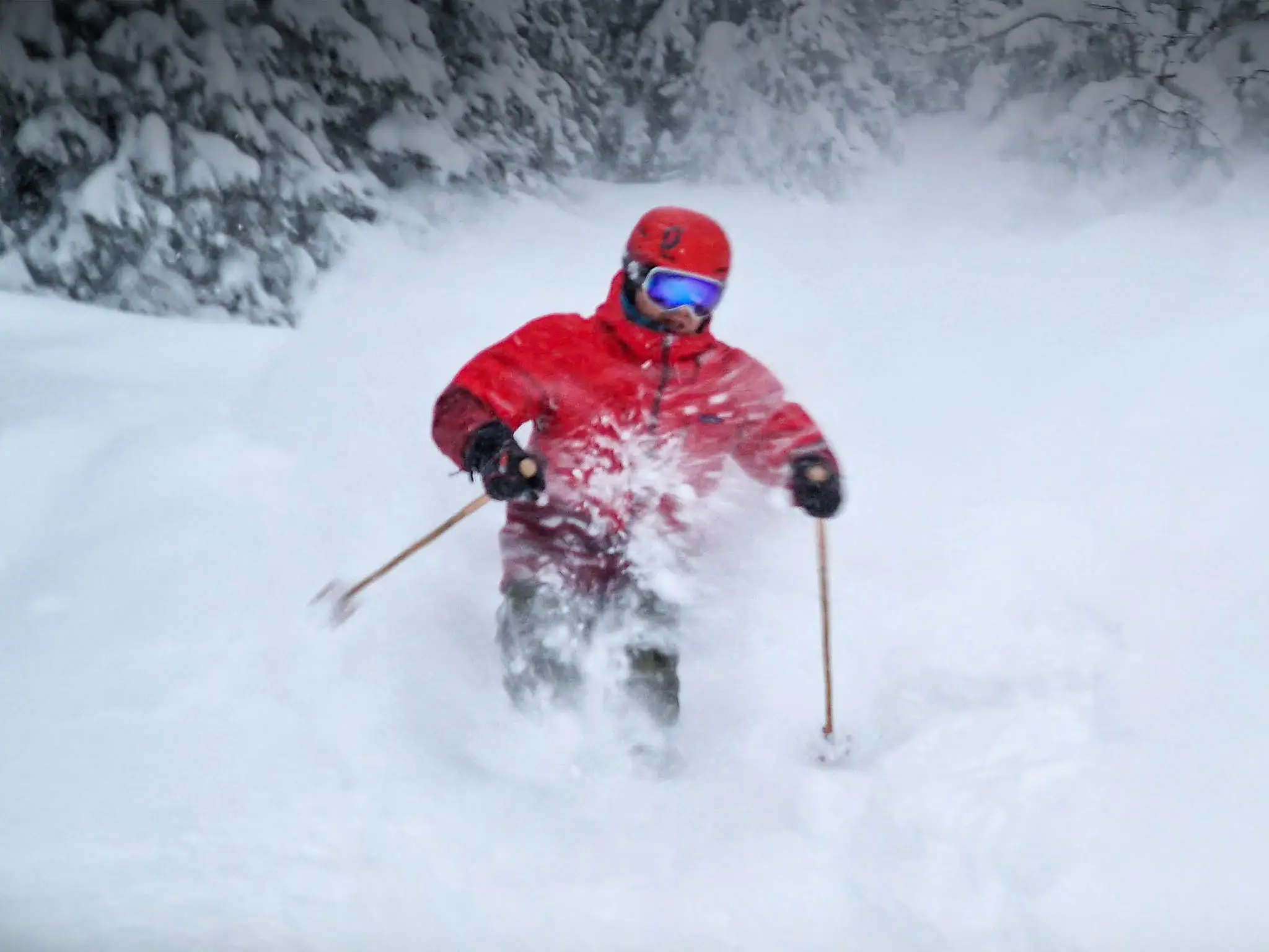 Robert Eirfjell åker kallpuder i Kittelfjäll.