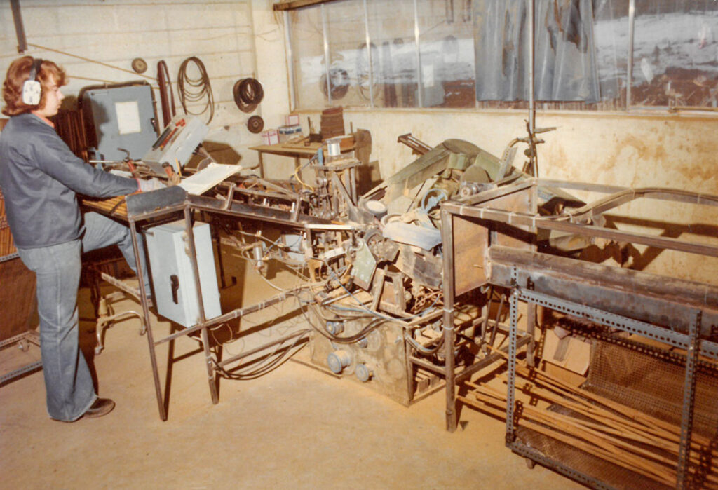 Bambukäpparna slipas innan de lackas i Swix/Liljedahls stavfabrik 1976.