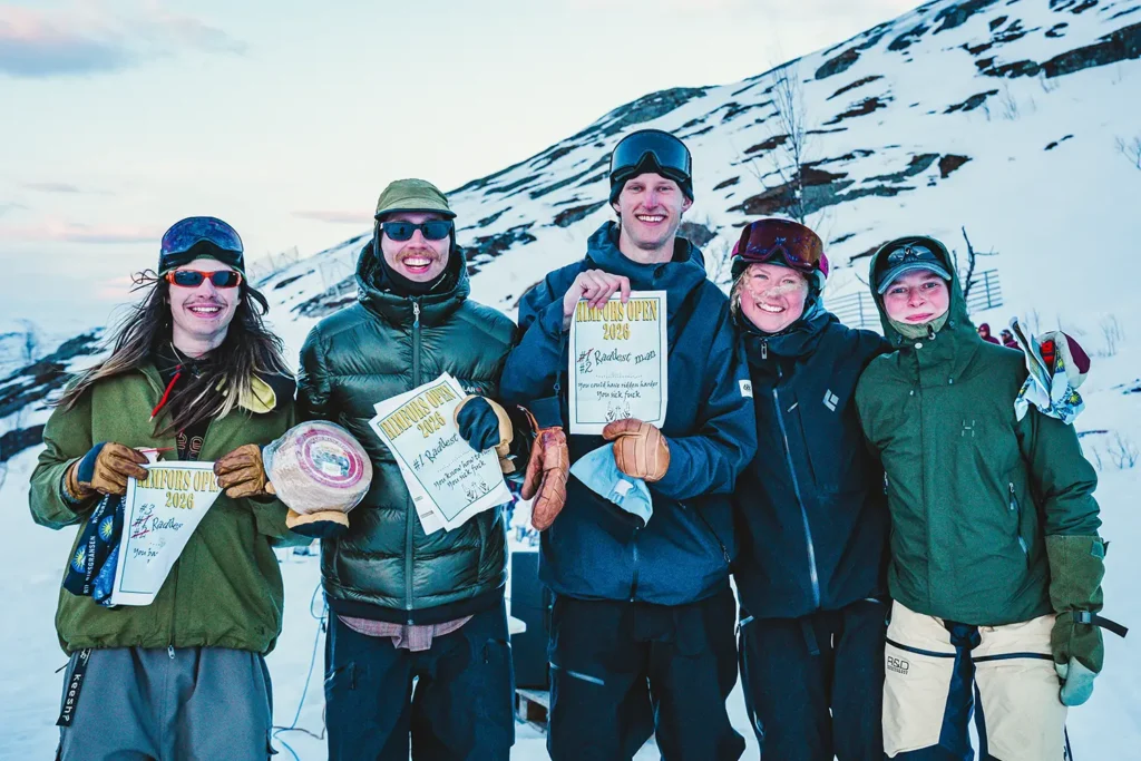 Fem skidåkare stoltserar med sina diplom i freeridetävlingen Rimfors Open 2026.