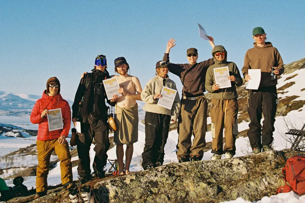 The winners, three men and three women, pose on a rock in Rimfors with their diplomas and prizes in their hands.